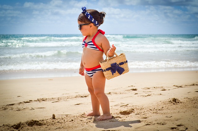 malá holčička na pláži