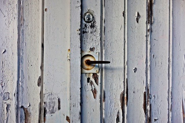 pohled zblízka na stará oprýskaná garážová vrata