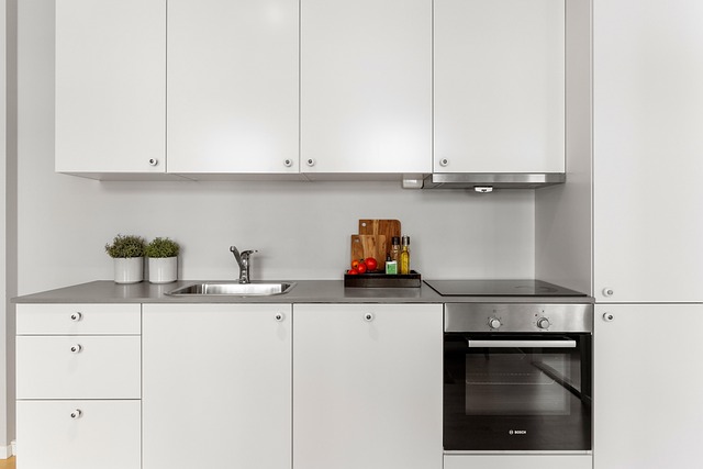 Bílé skříně na míru. 